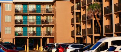 Turtle Inn exterior from parking lot